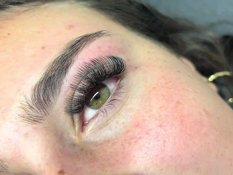 Ojo con extensiones de pestañas de volumen